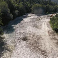 Tolminko so med utrjevanjem brežine skoraj zasuli