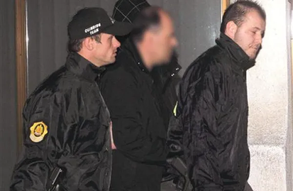 Kriminalisti so na sodišče najprej pripeljali 53-letnega F. V. 