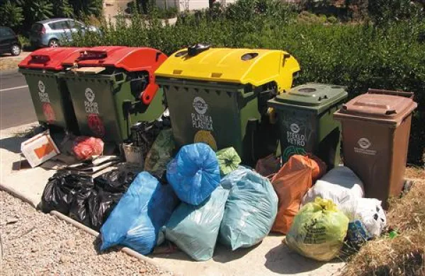       Po novem občinskem odloku bo JP Okolje postopoma umaknilo večino ekoloških otokov, saj  ljudje odpadkov tja ne odlagajo pravilno, kar Okolju povzroča velike stroške 