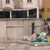 V mestnem jedru Pirana je tak prizor z vrečami odpadkov  posebno poleti precej pogost. Novi odlok zato določa ostrejše kazni.   