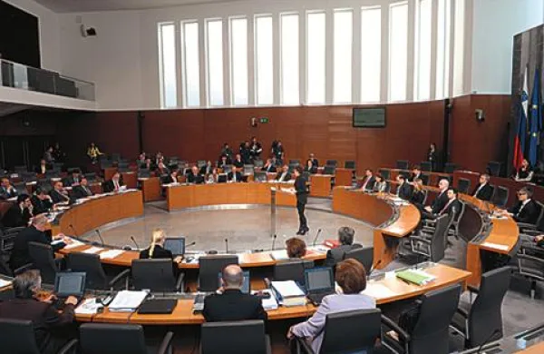 Državni zbor na izredni seji ne bo obravnaval zakona o interventnih ukrepih za leto 2012 in novele zakona o javnih financah.