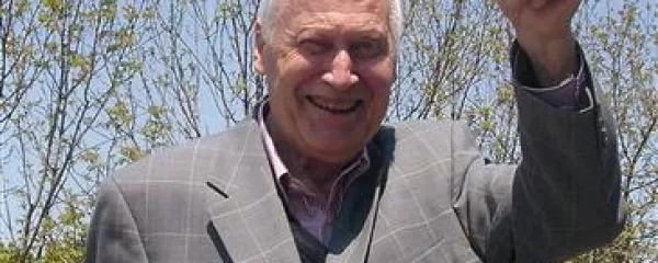 Bert  Hellinger, utemeljitelj  postavitve družine (levo), o svoji metodi pravi: “To je povsem preprosto. V skupini nekdo izbere popolne tujce, ki predstavljajo njegove starše ter brate in sestre, izbere si tudi svojega predstavnika in vse skupaj glede na odnos postavi v prostor ter sede. Naenkrat široko odpre oči. To naj bi bila njegova družina? V njegovi glavi je slika družine popolnoma drugačna.”
