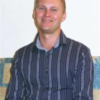 Boštjan Trtnik: “Včasih se na postavitvah izkaže, da ljudje v resnici niso v krvnem sorodstvu. Moški, za katerega smo verjeli, da je naš oče, to v resnici ni.”