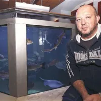 Valter Žiža je od malega zavezan morskemu svetu. Po rodu je iz Poreča, ljubezen do morja pa mu je vcepil že oče, ki je vse življenje delal kot ribič. Dokončno ga je v študij biologije usmeril profesor na piranski gimnaziji Claudio Battelli, tudi sam strasten akvarist. Po krajšem obdobju poučevanja je Žiža pred trinajstimi leti pristal v akvariju, ki se mu odtlej posveča z dušo in telesom. Obenem dejavno skrbi tudi za pretok vseh pomembnih informacij v zvezi z dogajanjem v morju med institucijam, ki so tako ali drugače povezane z morjem. 