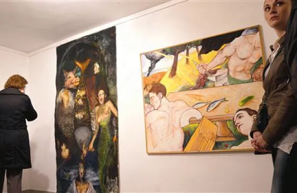 Sobivanje Benčičevega (levo) in Lovkovega dela na steni izolske galerije 