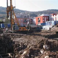 Stavbenik se je na gradbišču bodočih oskrbovanih stanovanj soočil z nekaterimi težavami pri urejanju vrtin in nameščanju pilotov