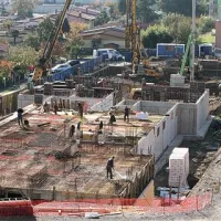 V podjetju Granit, ki gradi dom upokojencev v Olmu, nam je vodja gradbišča Ivan Košutar pojasnil, da so te dni končali temeljenje kletne etaže bodočega objekta. Poseg so sklenili z betoniranjem strehe. V teh prostorih bodo uredili tehnični del doma, kot so strojnica in skladišča, del pa bo namenjen bivalnim prostorom. Gre za stran, ki je obrnjena proti bližnji stanovanjski soseski in nima klasičnih kletnih značilnosti. “Vse gre po načrtih. Te dni nam je na roko šlo tudi lepo sončno vreme, tako da smo lahko to fazo gradnje sklenili tako, kot smo si jo zastavili,” je dodal sogovornik. Na vprašanje, ali je delo kaj oteženo zaradi bližnje gradnje oskrbovanih stanovanj, pa nam je Košutar odgovoril, da so “navajeni na gnečo na gradbiščih.” 