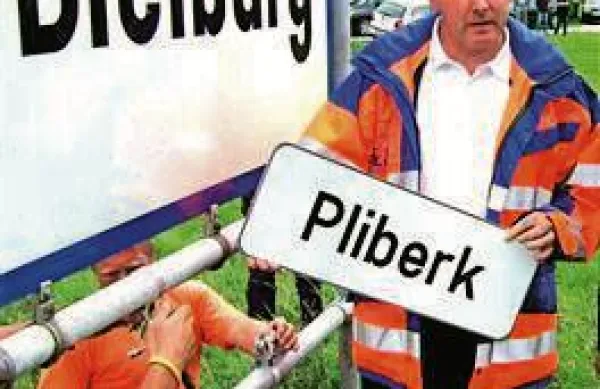 V Pliberku so že drugič v enem mesecu pomazali krajevno tablo
