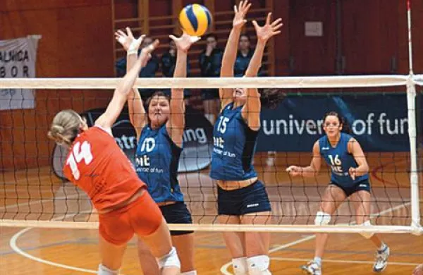 Novogoričanke (v modrih dresih) so si dokončno zmago priborile v tie breaku (Fotografija je simbolična)