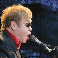 Dobro razpoloženi Elton John je set začel živahno, s pesmijo Saturday Night's Alright for Fighting