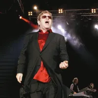 Med koncertom se je Elton John večkrat priklonil navdušenemu občinstvu in izrazil hvaležnost za izjemen sprejem