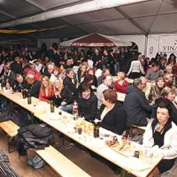 Številni obiskovalci so uživali ob dobrem vinu in hrani