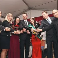 Nova istrska vinska kraljica je postala Tina Lakošeljac (tretja z desne)