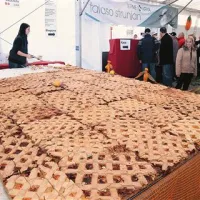 kakijeva krostata  nenavadne velikosti je prepoznavni znak praznika