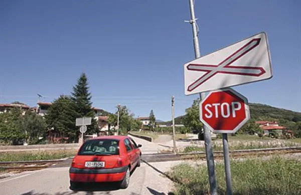 Ponoči je na železniškem prehodu v Stari vasi tovorni vlak trčil v osebno vozilo (Fotografija je simbolična)