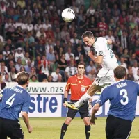 Slovenski napad naj bi po novem vodil Tim Matavž (v belem dresu)
