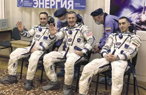 Proti Mednarodni vesoljski postaji (ISS) so poleteli Američan Dan Burbank ter Rusa Anton Škaplerov in Anatolij Ivanišin