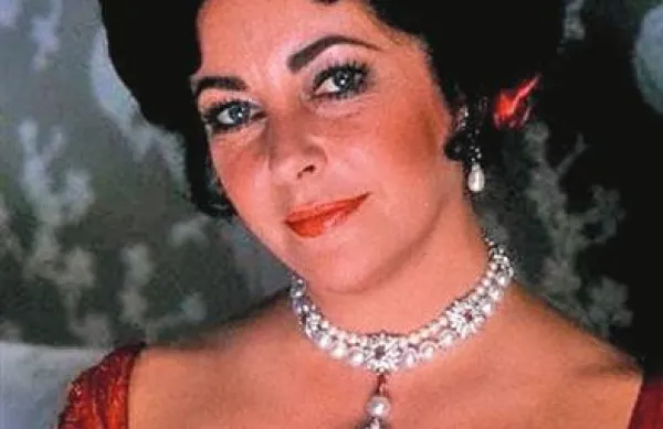 Nakit Elizabeth Taylor je na ogled v švicarski Ženevi. Za najbolj veličasten kos  velja ogrlica 
