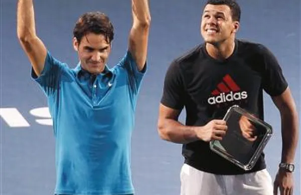 Švicar Roger Federer (levo) je v finalu masters turnirja v Parizu ugnal domačina Jo-Wilfrieda Tsongo