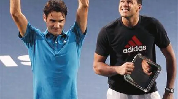 Švicar Roger Federer (levo) je v finalu masters turnirja v Parizu ugnal domačina Jo-Wilfrieda Tsongo