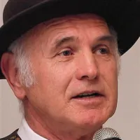 Ivan Atelšek: “Pestrost aromatičnih medonosnih rastlin na Krasu je  danost, ki nam jo mnogi  zavidajo. Mi  smo jo prevedli v zaščiteno geografsko poreklo medu, ki ga odlikuje tudi to, da tod ni intenzivnega kmetijstva in se čebele v glavnem pasejo v neonesnaženi naravi. Zato smo med opremili z enotnimi nalepkami in varovalnim trakom, ki dokazujejo oster nadzor in izključno lokalno poreklo.  Žal se je za to  odločilo le 27 od 106 čebelarjev našega društva, ki deluje v štirih  občinah, zato bomo skušali v prihodnje še bolj poenotiti naše delo.”