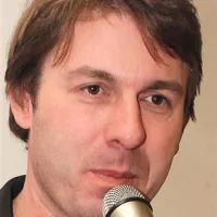 Boštjan Noč, predsednik Čebelarske zveze Slovenije: “Slovenci smo s svojo izvorno avtohtono kranjsko čebelo - sivko - tradicionalen čebelarski narod, saj ima skoraj vsaka vas vsaj enega čebelarja, vseh nas je skoraj 7000. Poleg podpornih služb imamo  202 čebelarski društvi in 14 regijskih čebelarskih zvez. Vsako leto v državi pridelamo  približno 2000 ton medu. Ker ga  Slovenci porabimo letno  1,3 kilograma na osebo, ga moramo tako še uvažati.”