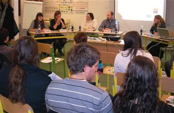 Teja Morelj, Andreja Slavec, Darinka Trček iz javnega sklada za razvoj kadrov in štipendije in Robert Marinšek iz Centra za mobilnost in evropske programe izobraževanja in usposabljanja (na fotografiji z leve) so postojnske in pivške študente spodbudili h koristni študijski izmenjavi 