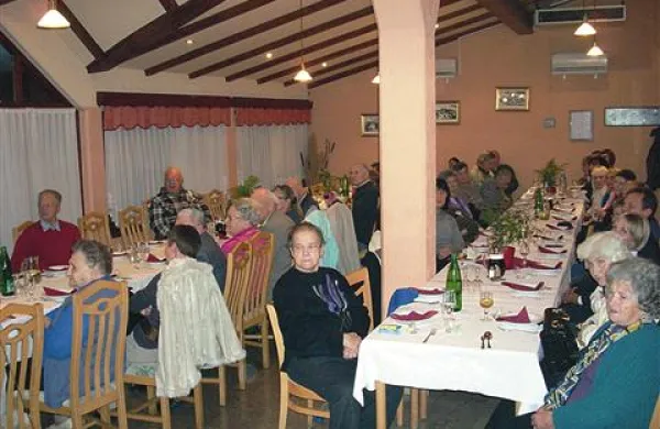 Na  srečanje v Pivki sta v družbi svojcev prišli tudi Marija Kaluža (levo) in Antonija Zadel 