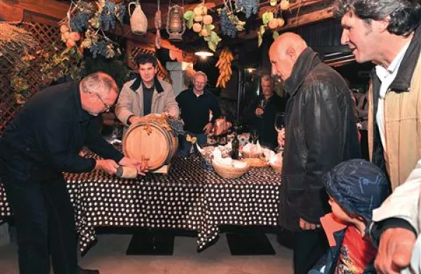 Prvič so  martinovali tudi  v Kanalu, pri gostišču Vinazza. Župan Andrej Maffi je v sod zabil pipco, nasvete pa mu je delil izkušenejši kolega, briški župan   Franc Mužič