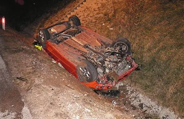 Voznica iz Pivke je izgubila nadzor nad avtomobilom in zapeljala v jarek