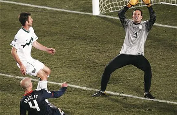 Verjetni kapetan Samir Handanović nima lepih spominov na  tekmo na svetovnem prvenstvu - tako mu je sin selektorja ZDA Michael Bradley (4) zabil za 2:2