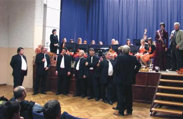 Klapa izpod Alp, tamburaši iz Vipave, ob njih pa kraljica terana Maruša Rogelja in predsednik POK Evgen Kavčič 