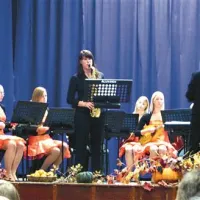 Z vipavskimi tamburaši je kot solistka zaigrala tudi Nena Leban, sicer članica komenskega pihalnega orkestra