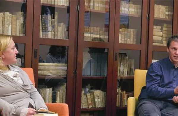 Štefan Kardoš je na literarnem večeru  o Rizling polki spregovoril s Senijo Smailagič 