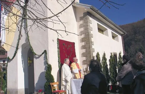 Dekan Gabrijel Vidrih je ob somaševanju Rafka Valenčiča blagoslovil obnovljeno cerkev Srca Jezusovega v Merečah