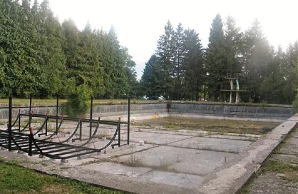 Tudi nekdanji bazen v parku Nade Žagar kazi podobo mesta