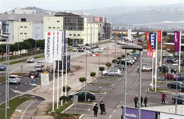Na Ankaranski cesti, med nakupovalnima središčema Planet Tuš in Supernova, še vsaj eno leto  ali celo dve  ne bo asfalta
