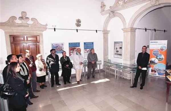 Obiskovalce koprske knjižnice od včeraj ob vstopu prijetno preseneti prenovljena avla