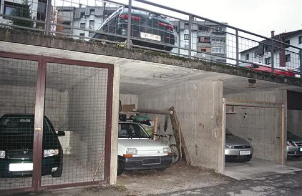 Garaže, delavnice in skladišča v naselju Koreja naj bi znova postala parkirišča