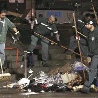 Po navedbah mestnih oblasti je park Zuccotti postal umazan in nevaren, protestniki pa naj bi se vrnili čez nekaj ur, ko ga bodo očistili