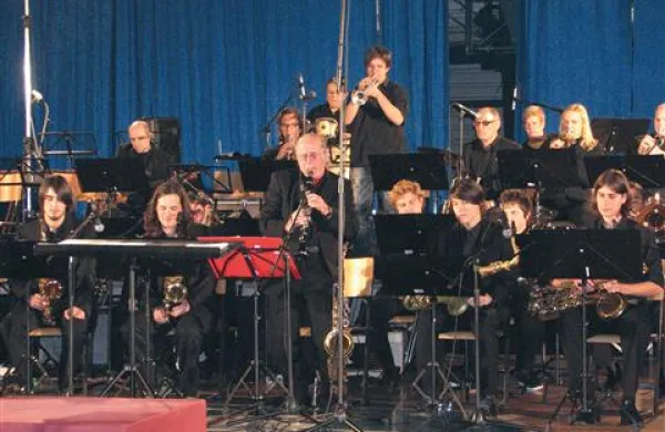 Big band Nova s številnimi imenitnimi solisti 