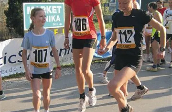 Poskoki za ogrevanje sedanje in bodočih šampionk; z leve Nika in Blažka Šturm, Mateja Kosovelj 