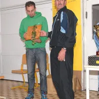 Dolgoletni predsednik TK Kobarid Marjan Krajnik je članu kluba, svetovnemu prvaku v gorskem maratonu Mitju Kosovelju, predal posebno spominsko priznanje