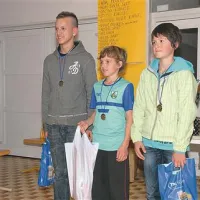 Mladina se je izredno dobro znašla na članski progi. V najmlajši moški kategoriji so bili najhitrejši (z leve): Admir Šazimanoski (3.), Robi Erzetič (1.), Matic Berginc (2.)