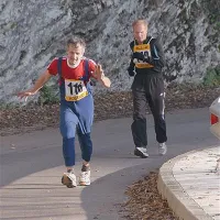 Ivan Valentinčič iz Podbrda je redni udeleženec primorskih gorskih tekov. Za njim teče nekdanji olimpijec Danilo Pudgar, še nedavno tega serijski zmagovalec, tačas pa v teku predvsem uživa.
