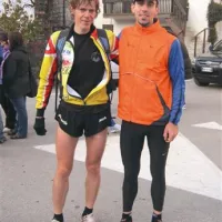Najhitrejša v Drežnici: absolutni zmagovalec (tudi) letošnjih primorskih pokalnih gorskih tekov Simon Alič ter svetovni prvak v gorskem maratonu in novi rekorder proge Mitja Kosovelj