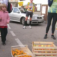 Kraševec Emil Klobas (v sredini) je kolegom postregel s petimi zabojčki kakijev