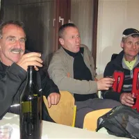Trije vrhunski  tekači, ki so krojili razplete gorskih tekov še pred dobrim desetletjem (zadnjič so skupaj tekli tik pred iztekom tisočletja na kobariško Prdelo), Primorca Edvin Kosovelj in Stojan Melinc ter Gorenjec Franci Teraž (z leve), so dan po martinu v Kobaridu poskusili, kakšen teran sta pridelala Edvin in njegov sin Mitja. In rekli kakšno na račun (ne)resnosti današnjih tekaških generacij. Teraž je celo še na tem teku osvojil absolutni bron, medtem ko sta se kolega že “upokojila”. 