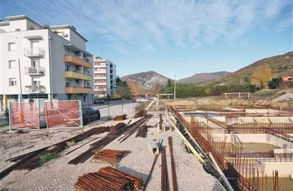 Države, investitorja v novo enoto novogoriškega VDC, prav nič ne moti, če bodo  prostor ob sedežu policije v Novi Gorici še dve leti “krasili” bazenčki, železje, pesek...