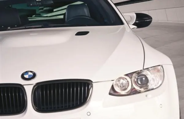 Včeraj zjutraj je novogoriške policiste poklicalo več zaskrbljenih domačinov, ki so se zgražali nad objestno vožnjo voznika belega BMW-ja s koprsko registracijo
